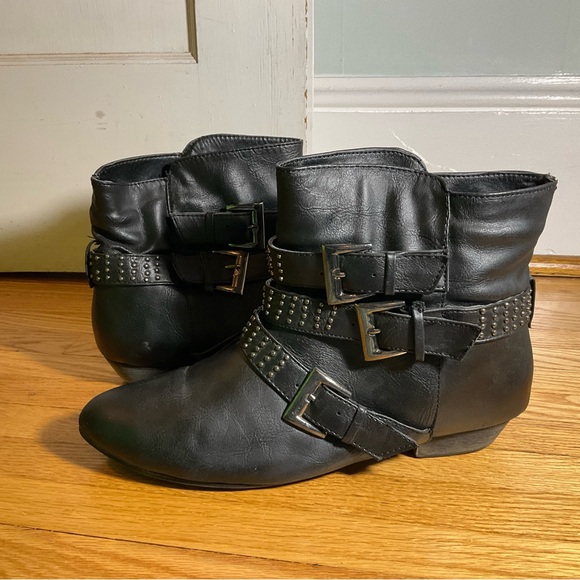 Low black boots with studded straps - Picture 4 of 7